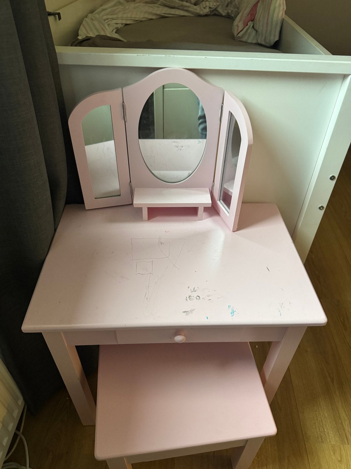 Gratis! Roze make-up tafel met krukje (iets beschadigd), Ophalen, Minder dan 50 cm, Gebruikt, Minder dan 100 cm