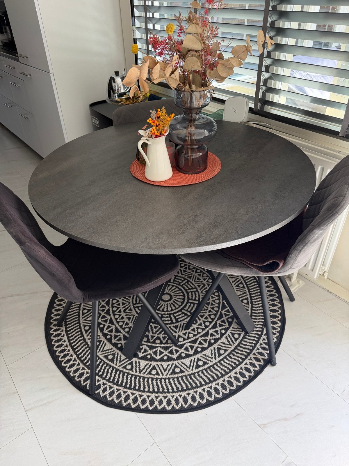Moderne ronde eettafel met 4 stoelen, Ophalen, 100 tot 150 cm, Rond, Zo goed als nieuw