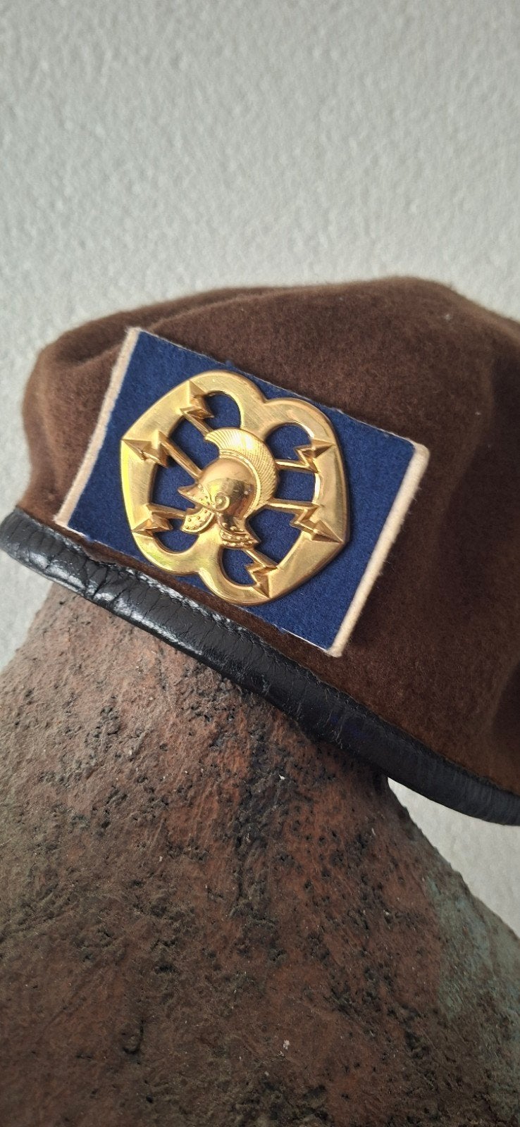 Mooie bruine baret met insigne, maat 56, Ophalen of Verzenden, HASSINK, Gedragen, Pet