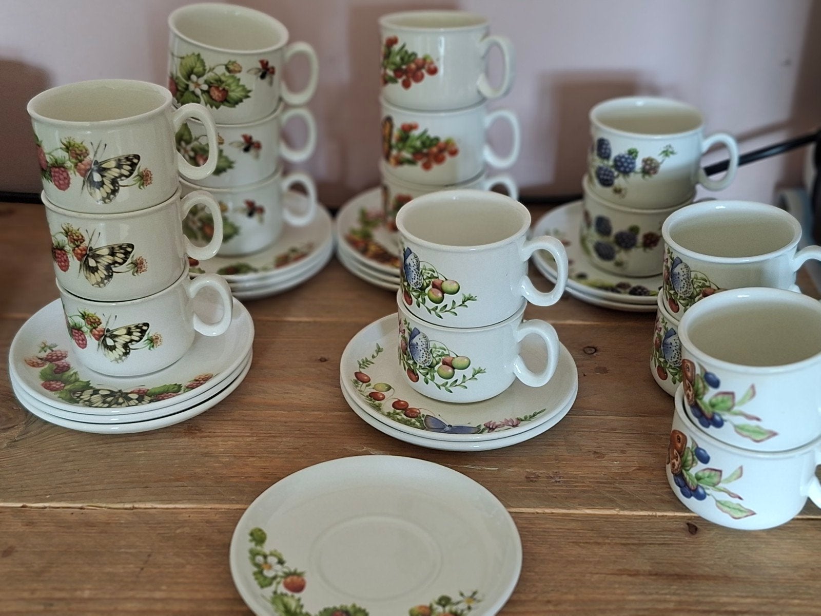 Vintage wedgwood servies: kopjes en schotels met fruit en vl, Ophalen of Verzenden, Porselein, Overige stijlen, Kop(pen) en/of Schotel(s)