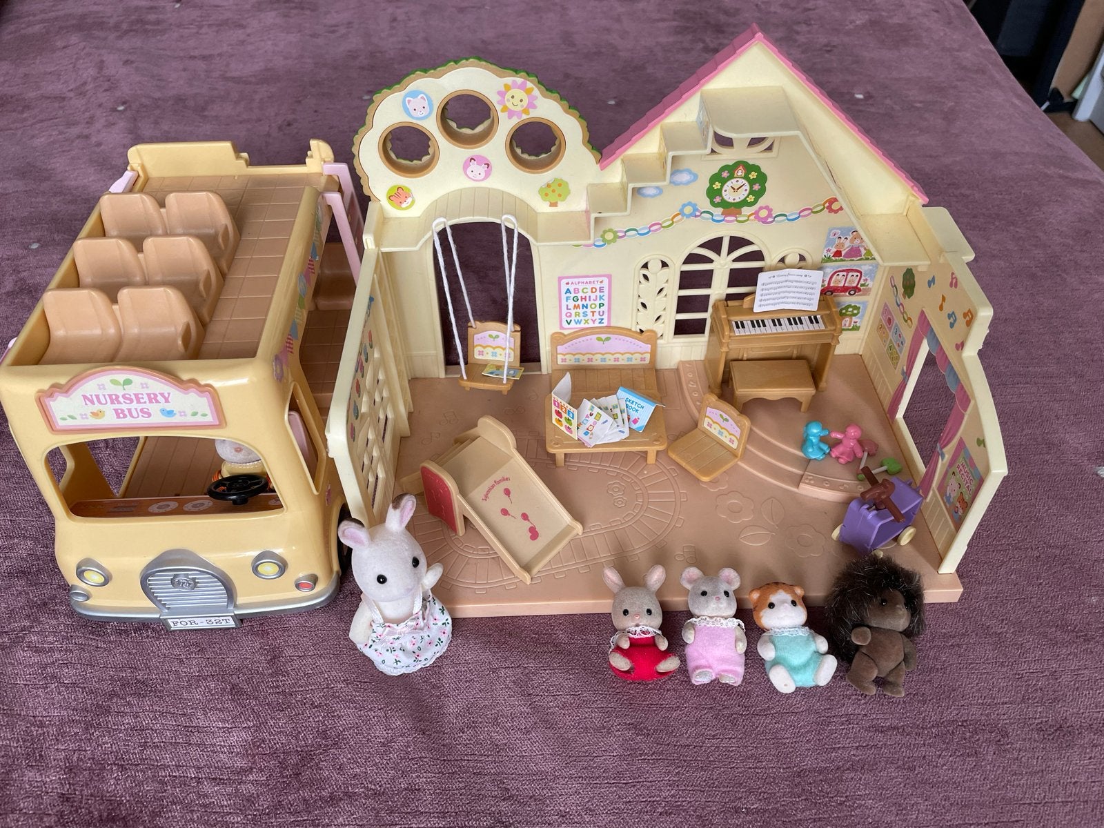 Sylvanian Families Kinderdagverblijf & Bus met 6 Figuren, Kinderen en Baby's, Speelgoed | Overig, Ophalen of Verzenden, Gebruikt