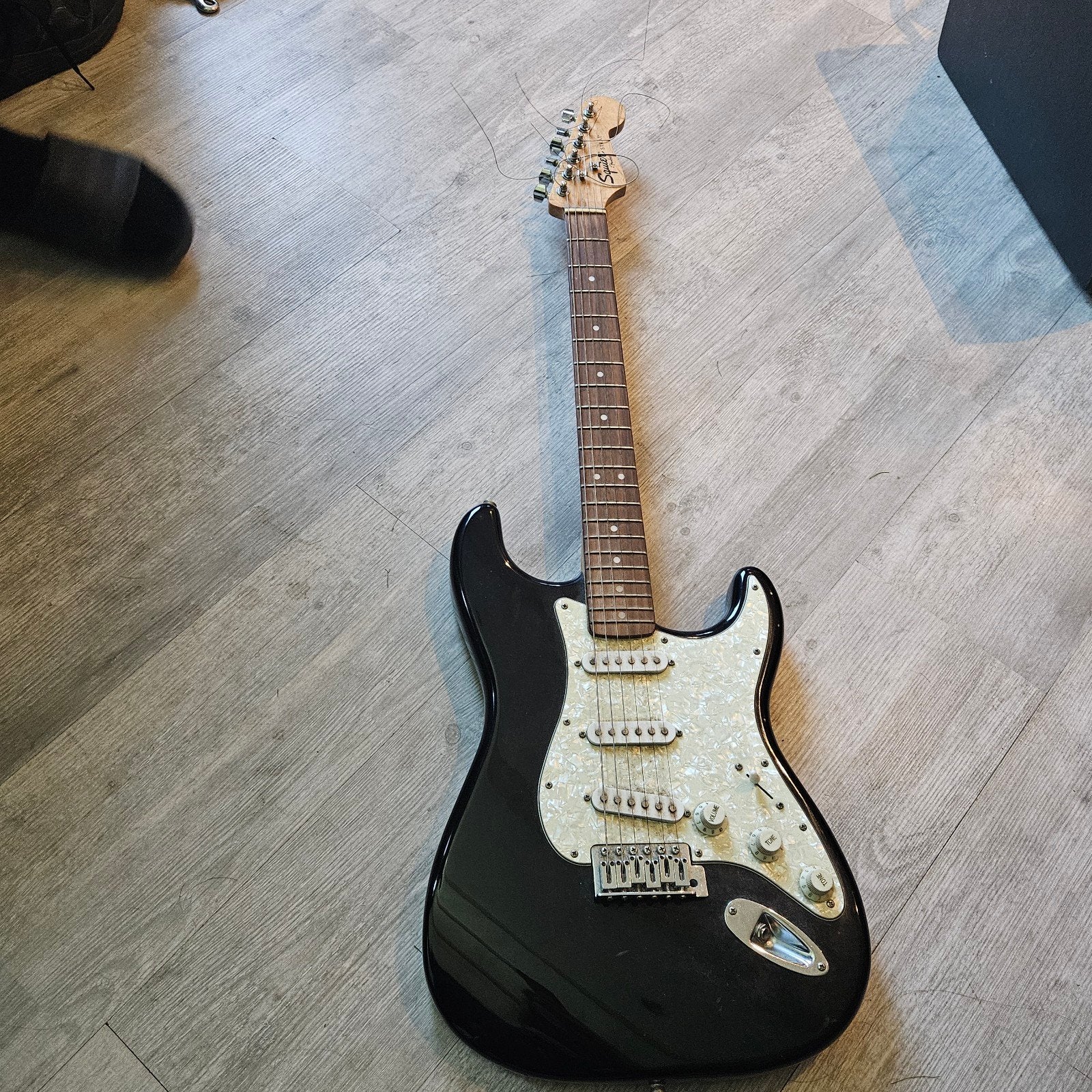 Squier Stratocaster by Fender Zwart met parelmoer slagplaat, Ophalen of Verzenden, Gebruikt, Solid body, Fender