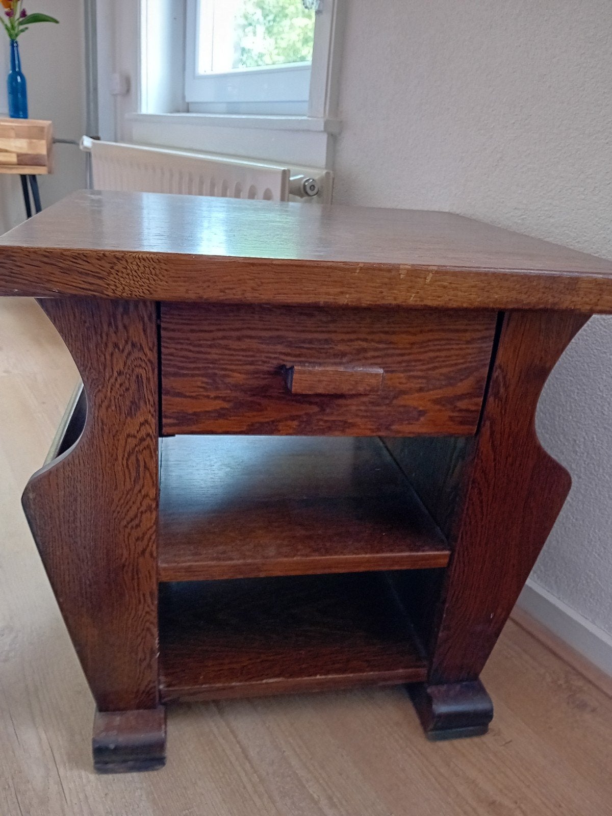 Retro bijzettafel met lade en opbergvakken, Huis en Inrichting, Minder dan 55 cm, Gebruikt, Hout, Ophalen