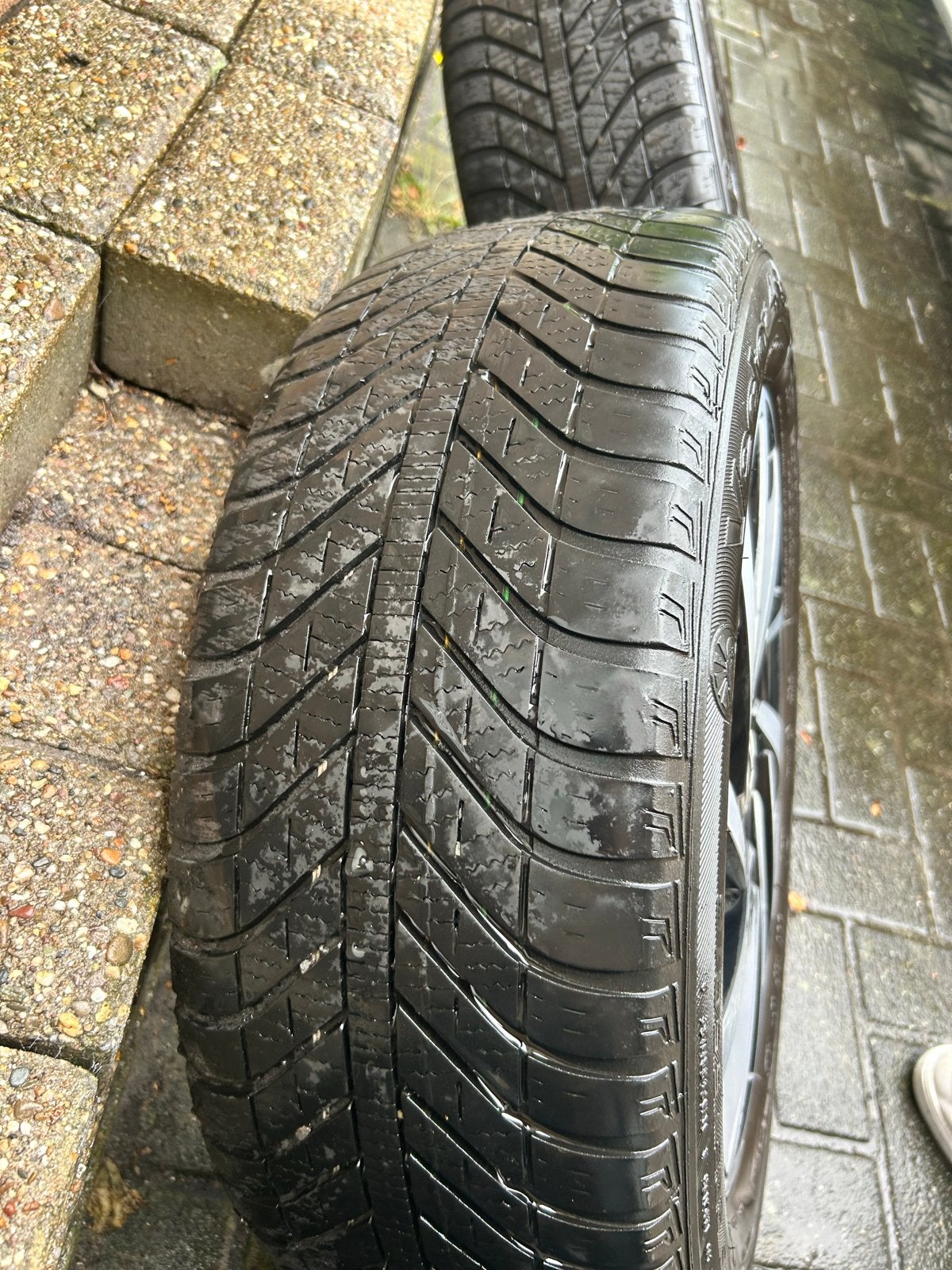 Volkswagen 16 inch velgen met All Season banden, Ophalen, Gebruikt