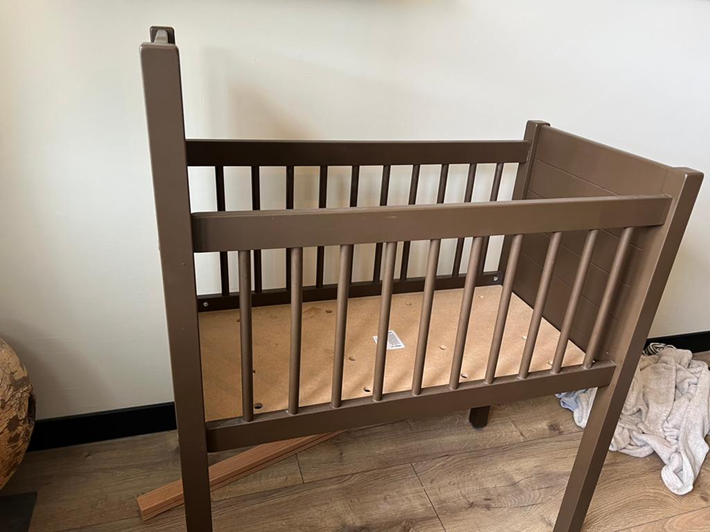 Babybedje Noa Kidsmill, walnootbruin geschilderd, Kinderen en Baby's, Babywiegjes en Ledikanten, Ophalen, Zo goed als nieuw, Wieg