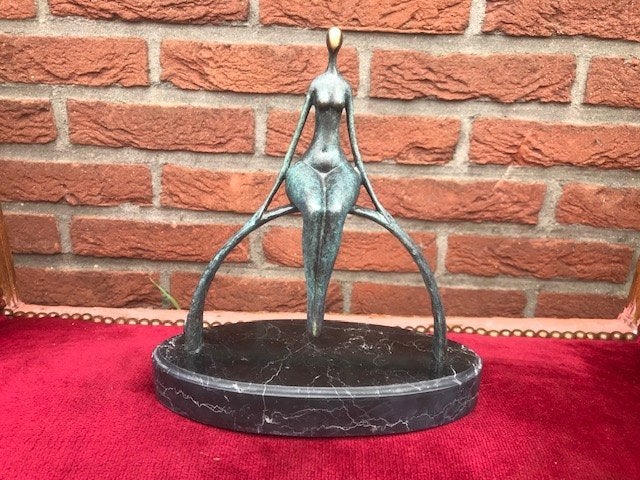 modernistisch bronzen beeld, zittende dame, Ophalen of Verzenden