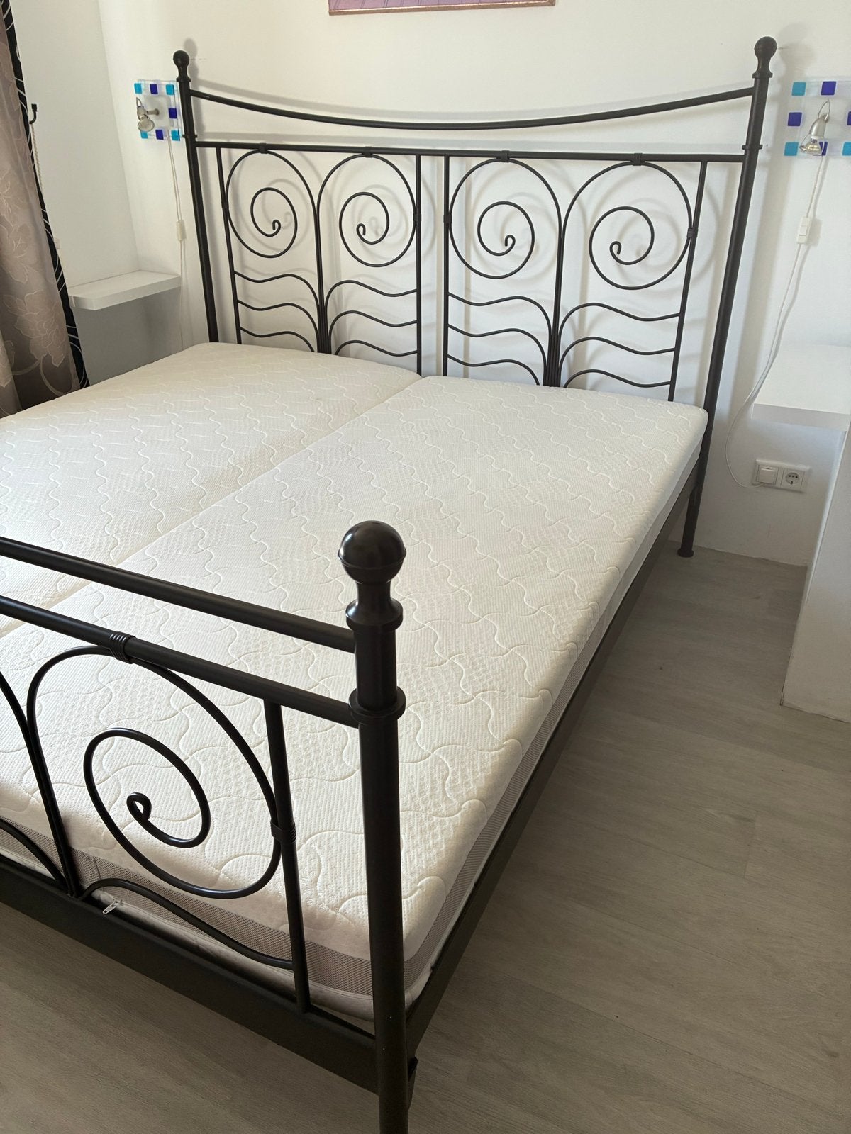 Ikea bed met zwart metalen frame en Emma matrassen, Ophalen, Zwart, Tweepersoons, Zo goed als nieuw