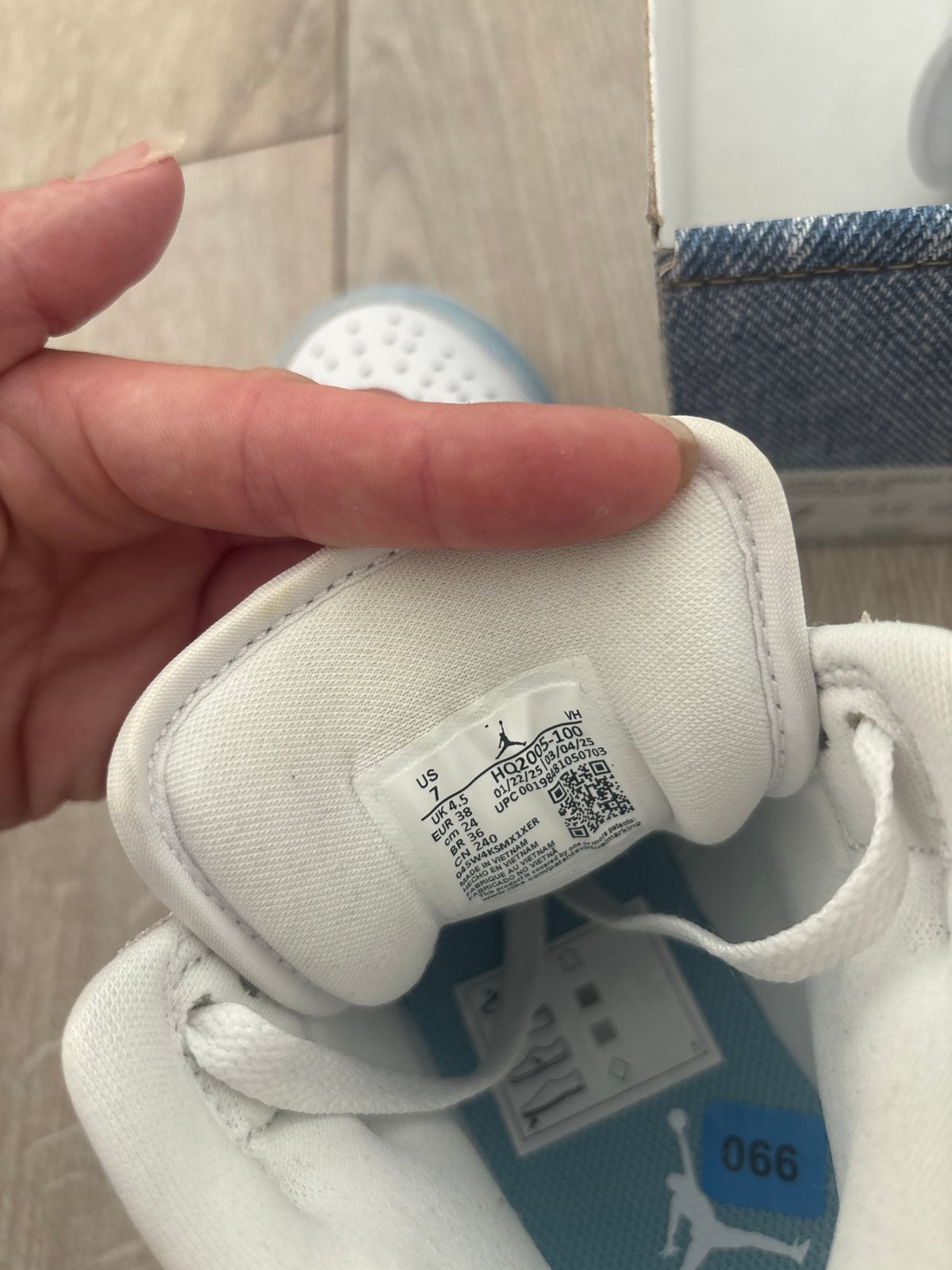 Foto 4 van Nike Air Jordan 1 Mid SE Denimblauw Wit Goud Maat 38 Nieuw
