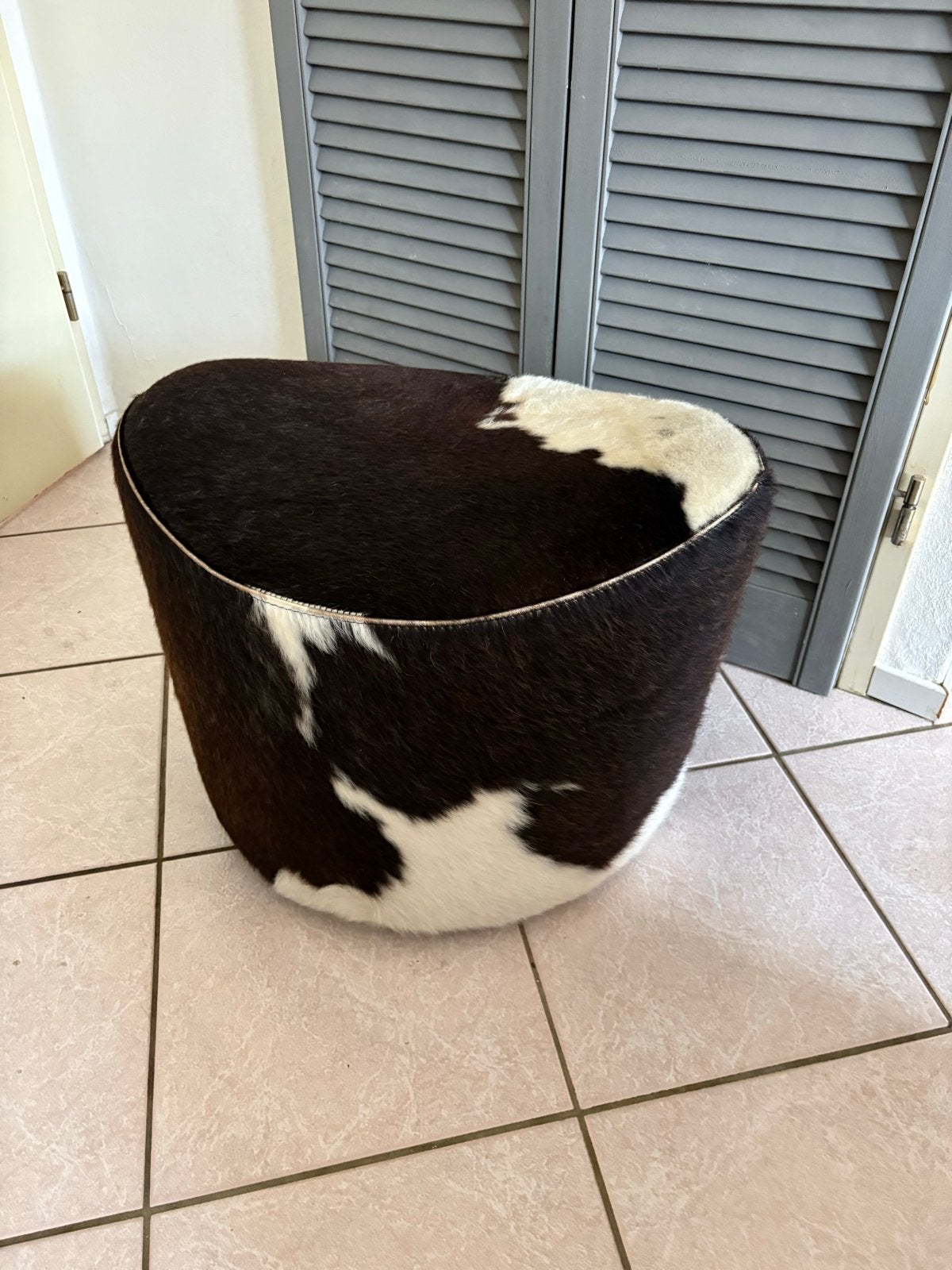 Ikea Stockholm draaibare poef van koeienhuid - Zwart/Wit, Ophalen, Overige materialen, Minder dan 50 cm, Rond