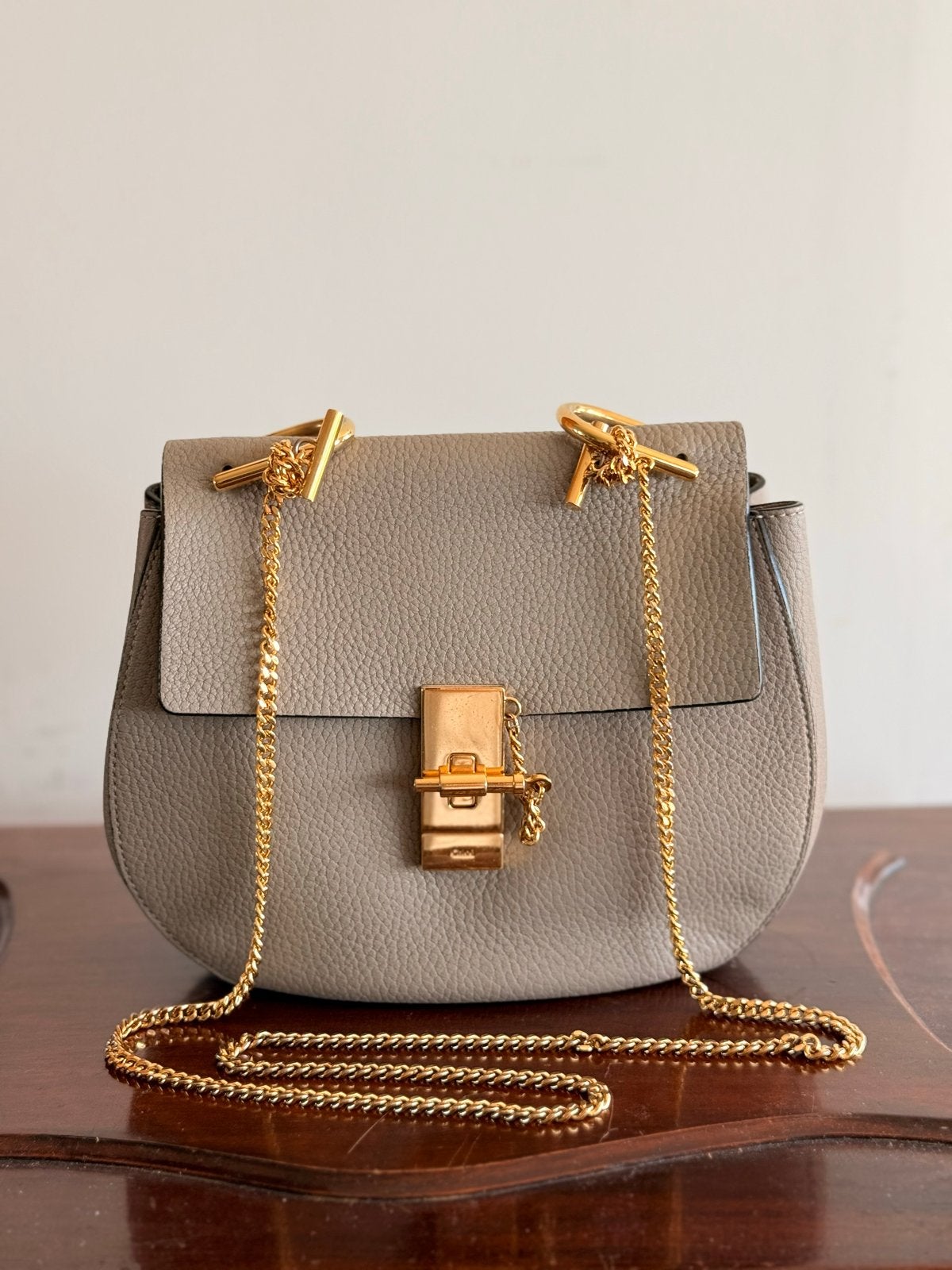 Chloé Drew Schoudertasje - Taupe Leer met Gouden Hardware, Ophalen of Verzenden, Zo goed als nieuw, Overige kleuren, Schoudertasje