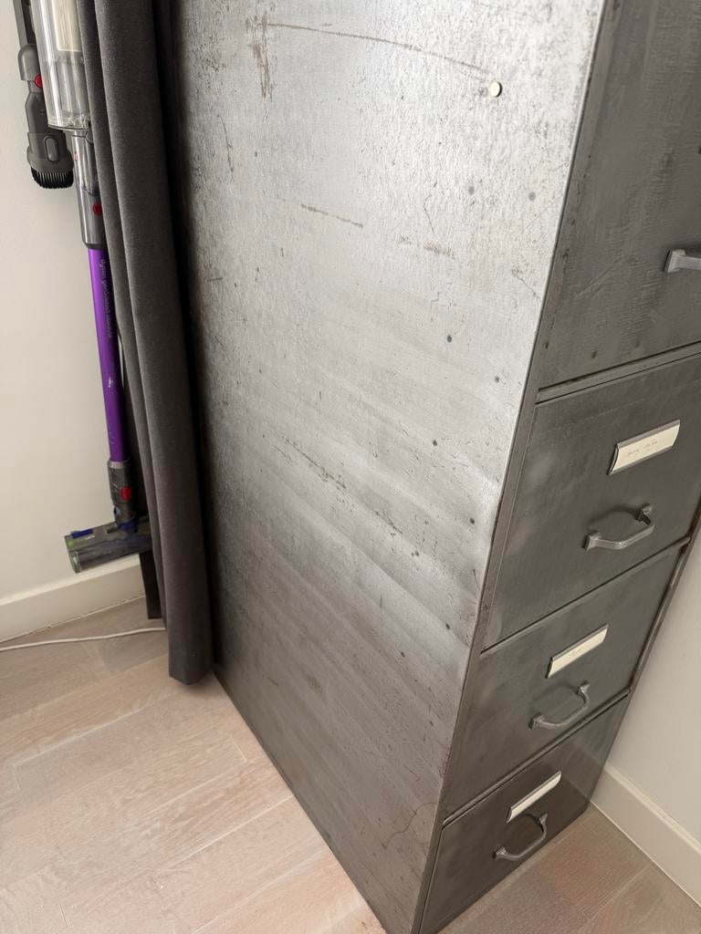 Vintage metalen archiefkast met 4 laden, 2 stuks te koop, Ophalen, Minder dan 50 cm, 100 tot 150 cm, Meerdere deuren
