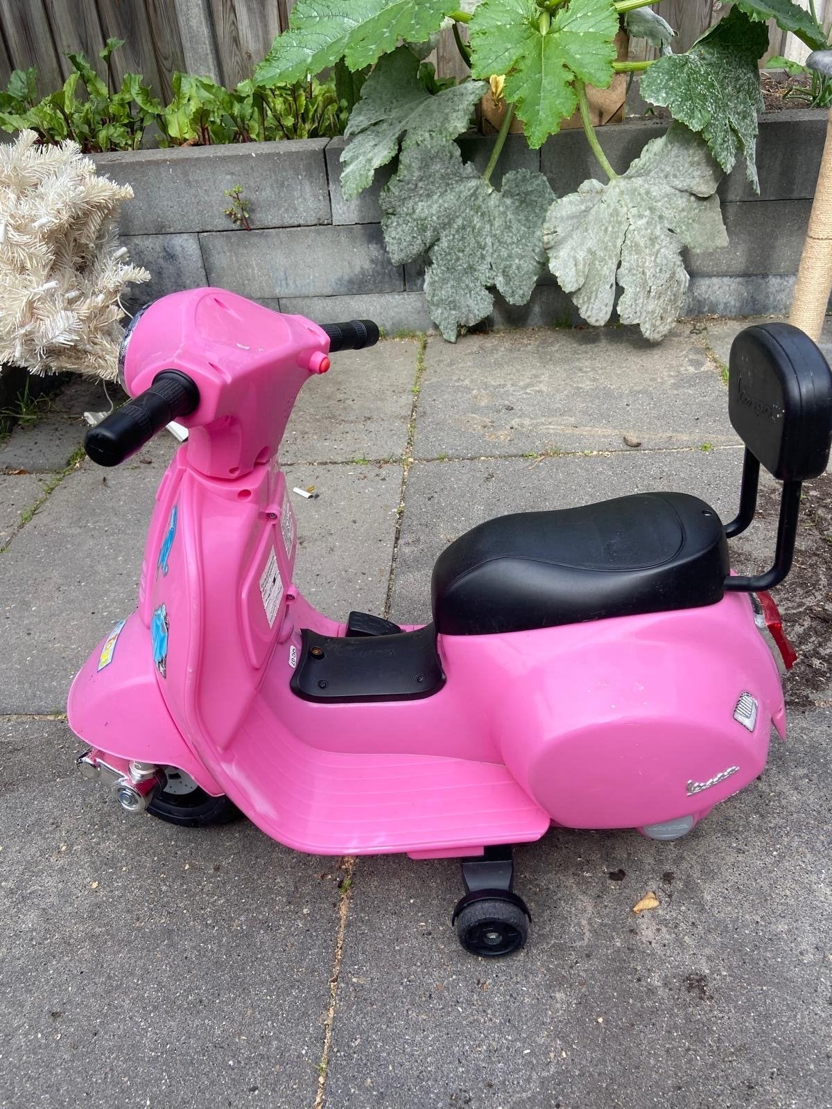 Roze Vespa kinderscooter met nieuwe accu, Ophalen, Gebruikt, Elektrisch, Overige modellen