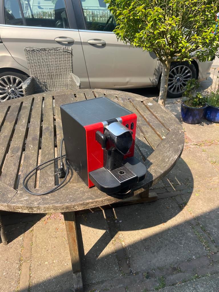 Nespresso koffiezetapparaat - Zo goed als nieuw, Koffiepads en cups, Espresso apparaat, Ophalen of Verzenden, Zo goed als nieuw