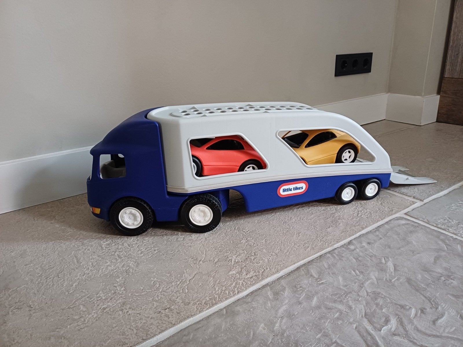 Little Tikes autotransporter met 2 auto's, Kinderen en Baby's, Speelgoed | Speelgoedvoertuigen, Ophalen, Gebruikt