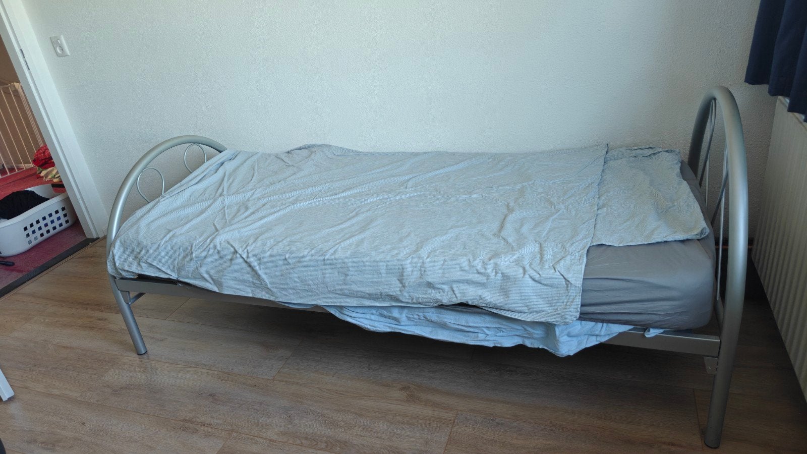 Eenpersoonsbed met metalen frame - Zo goed als nieuw, Ophalen, 90 cm, Eenpersoons, Zo goed als nieuw