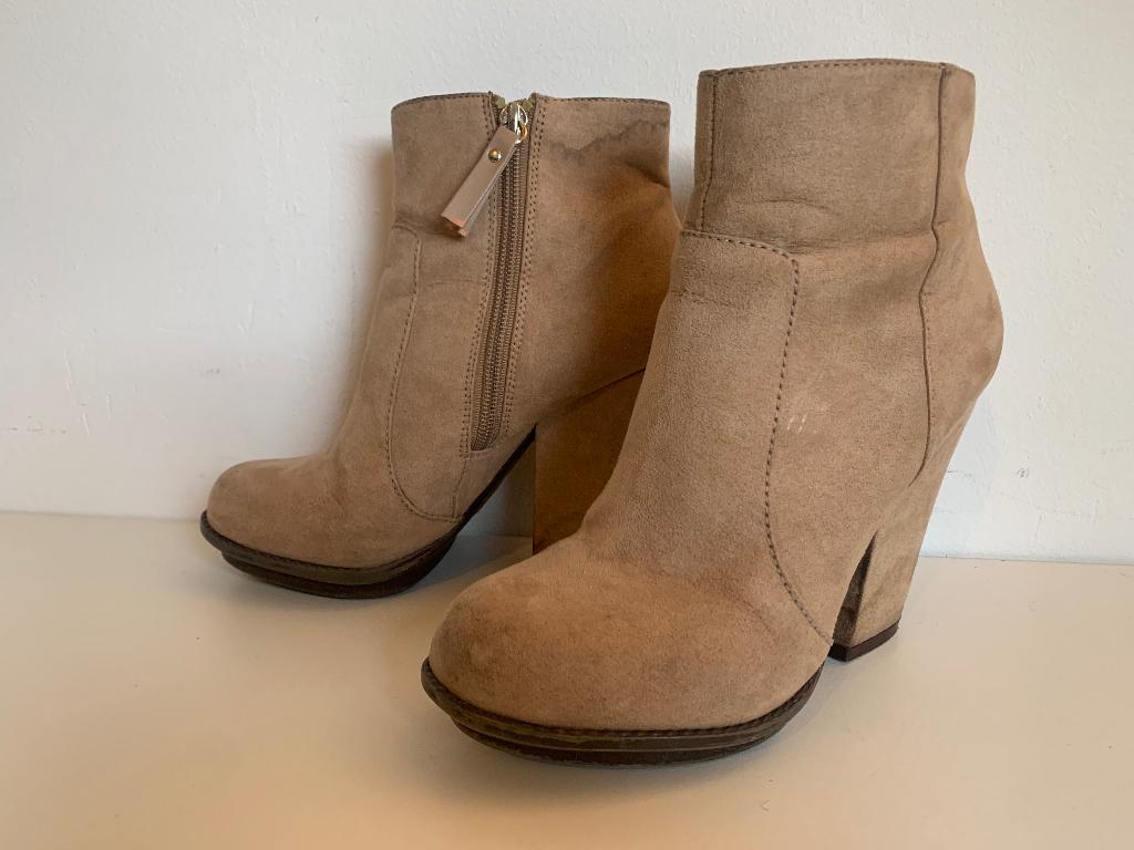 Zara festival laarsjes met hak beige zand maat 38, Verzenden, Lage of Enkellaarzen, Gedragen, Zara