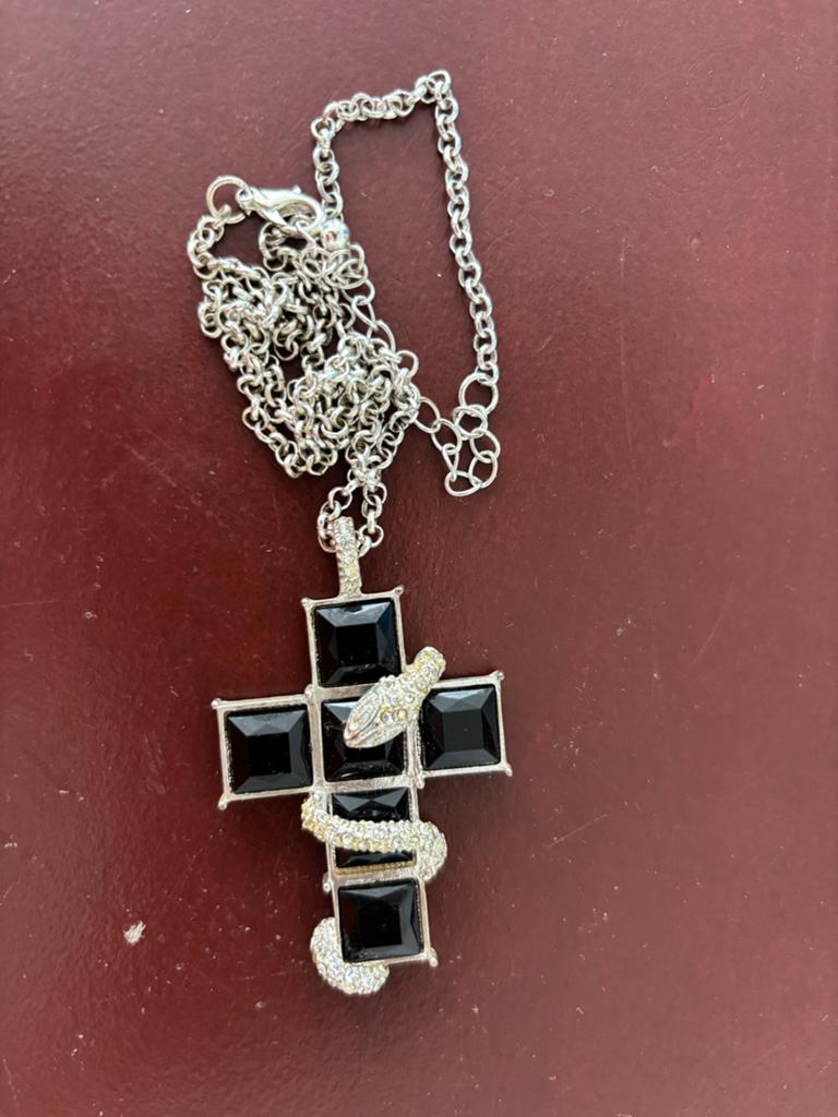 Zilverkleurige ketting met kruis en slang hanger, Gebruikt, Ophalen of Verzenden, Zilver, Overige materialen