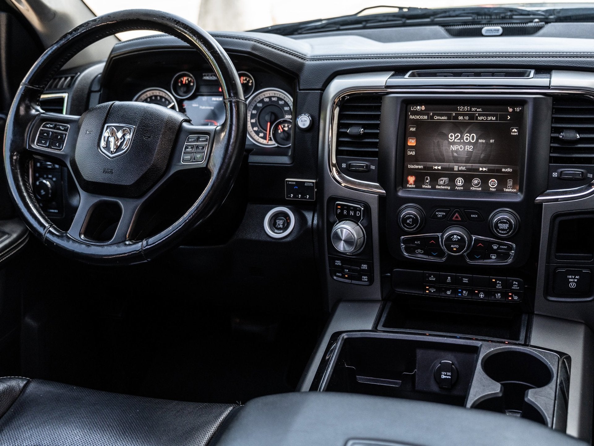 Dodge Ram 1500 5.7 V8 Crew Cab 5'7 - PANORAMDAK - PARK CAMER, Auto's, Automaat, Achterwielaandrijving, Gebruikt, 5654 cc