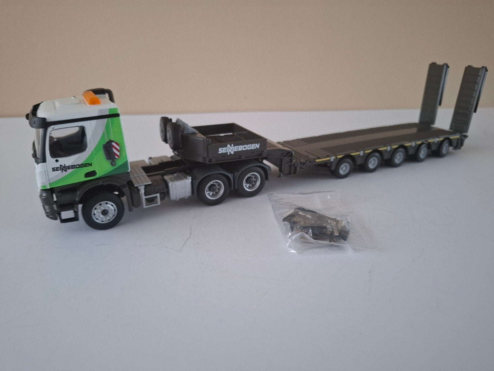 Mercedes Arocs met dieplader van Sennebogen van Conrad., Ophalen of Verzenden, Bus of Vrachtwagen, Conrad