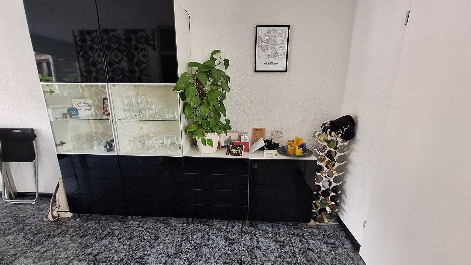 Moderne zwarte wandkast met vitrines, lades, kastjes, Ophalen, Gebruikt