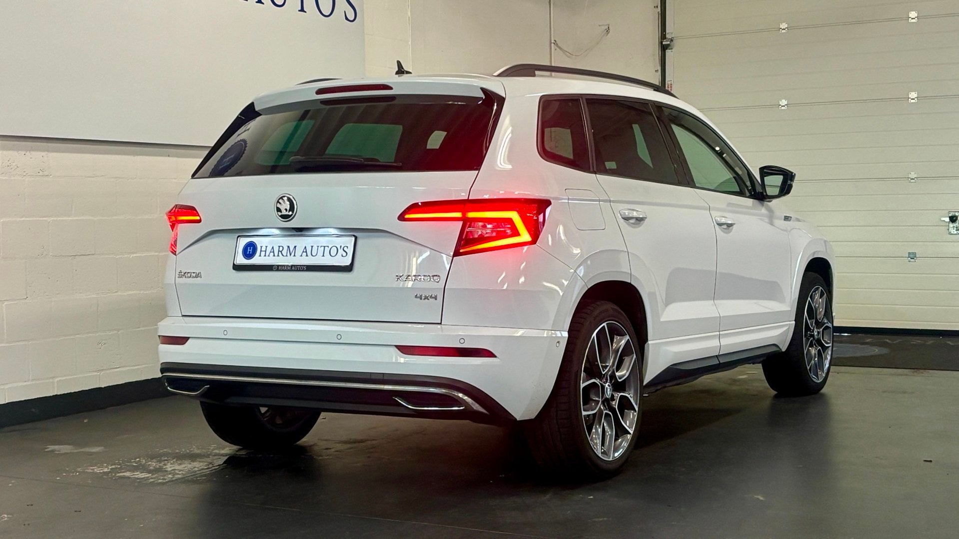 Skoda Karoq 2.0 TSI 4x4 Sportline 190pk DSG Pano/ Navi / CAM, Auto's, Automaat, Dealer onderhouden, Gebruikt, Zwart