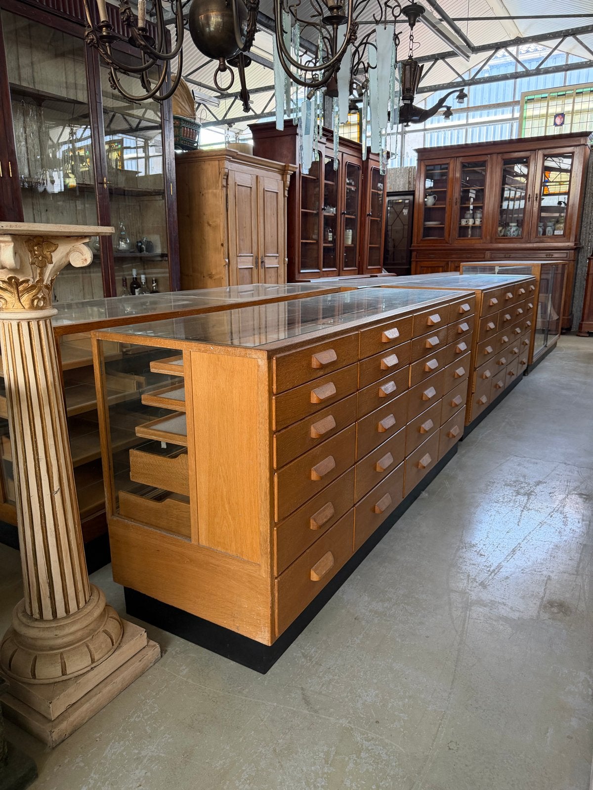 Antieke toonbanken en vitrines voor winkelinterieur, Ophalen