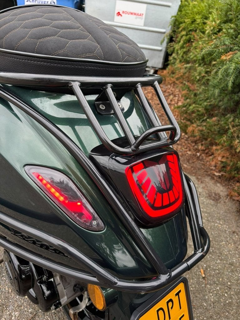 Foto 3 van Vespa Sprint iget E4 2018 45km brom Akrapovic Carbon