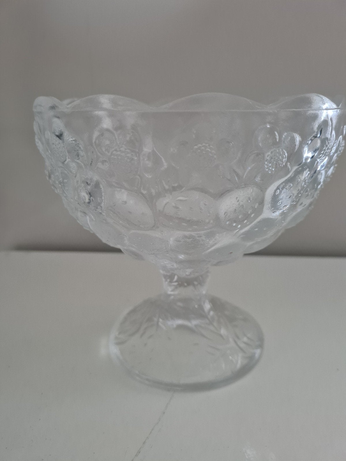 Vintage Glazen Schaal op Voet • Aardbeienpatroon • Jaren 70, Antiek en Kunst, Antiek | Glas en Kristal, Ophalen