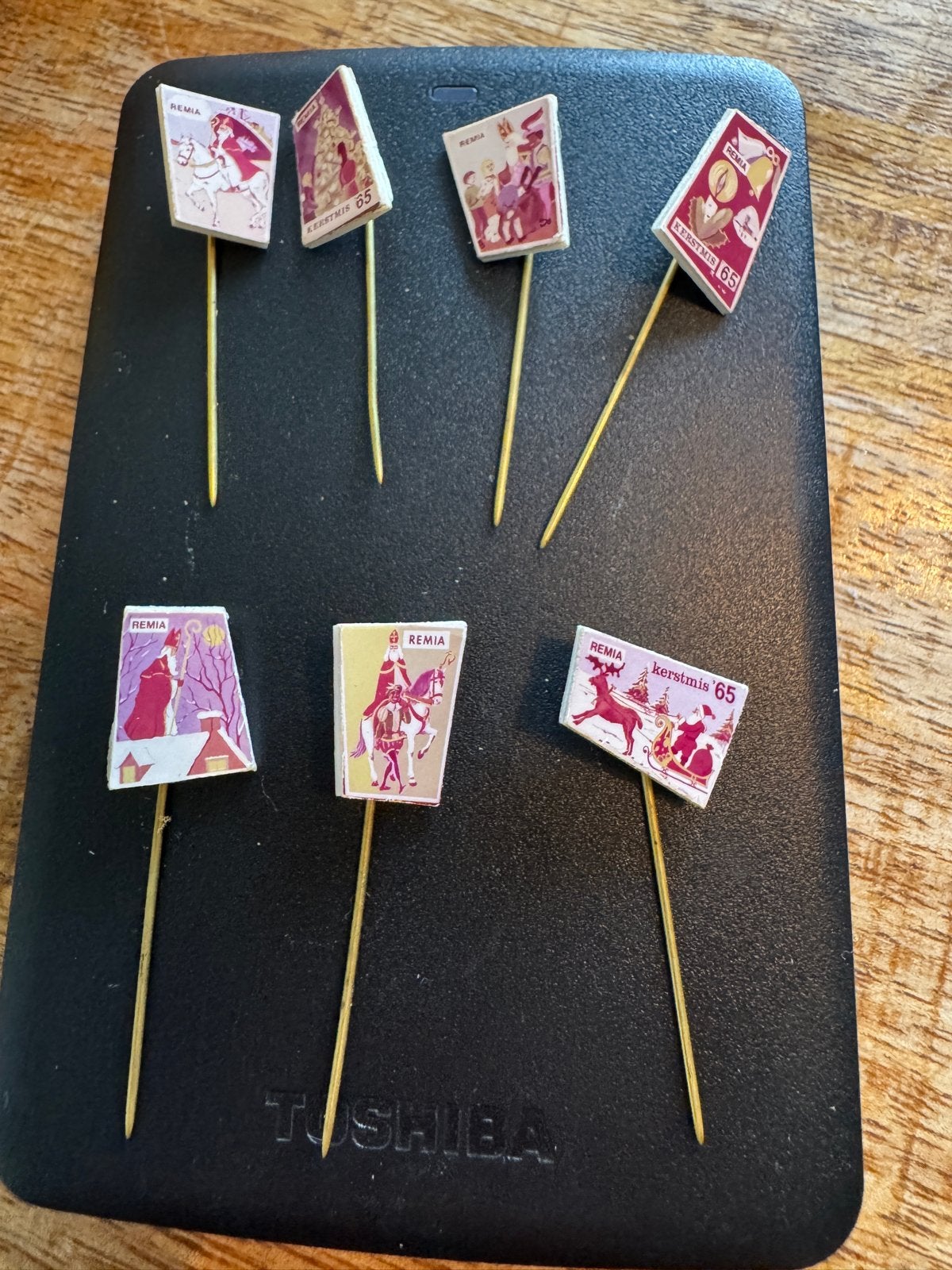 Vintage Remia Kerst en Sint pins Jaren '60, Ophalen of Verzenden, Gebruikt, Merk, Speldje of Pin