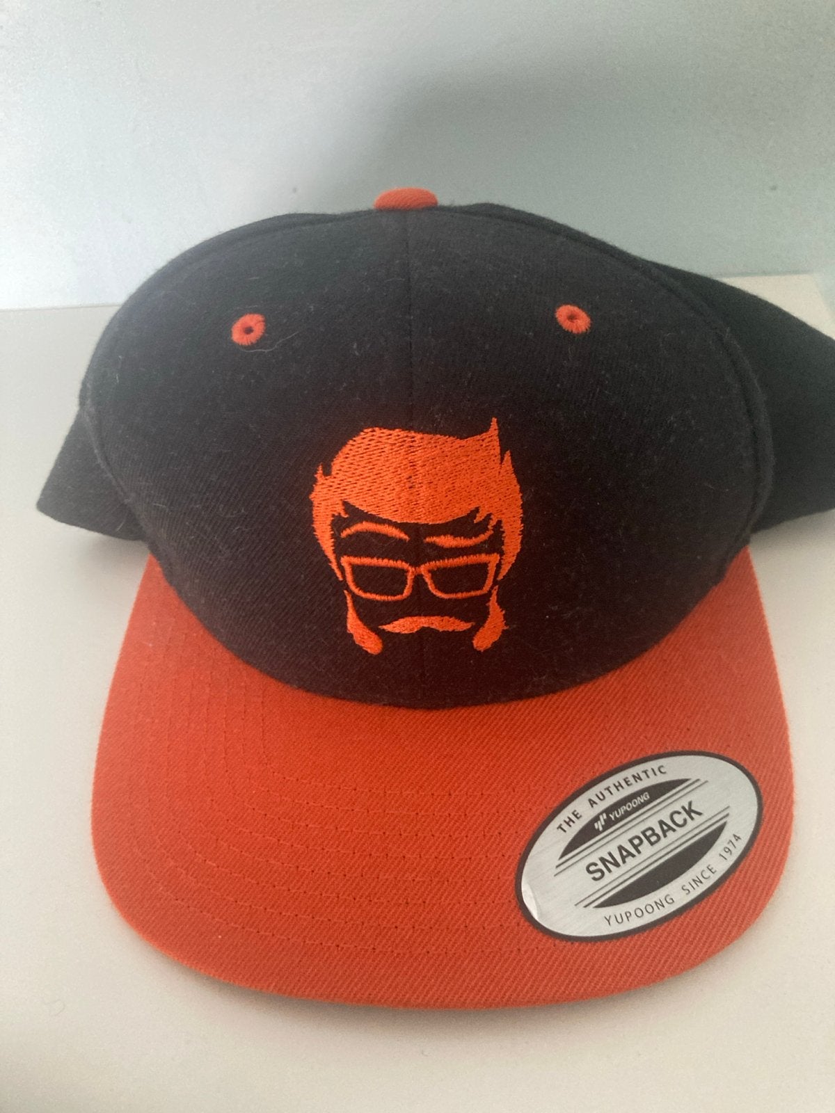 Zwarte snapback pet met stupendium logo, Ophalen of Verzenden, Zo goed als nieuw, One size fits all, Pet