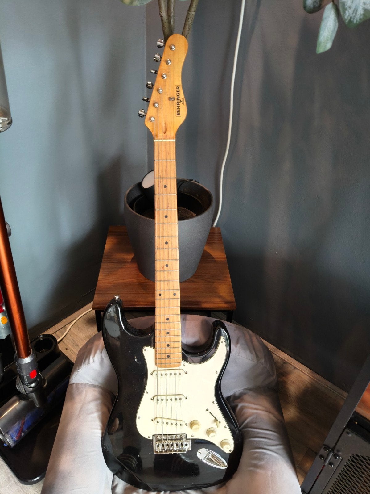 Behringer elektrische gitaar te koop!!!, Ophalen of Verzenden, Gebruikt, Solid body, Overige merken