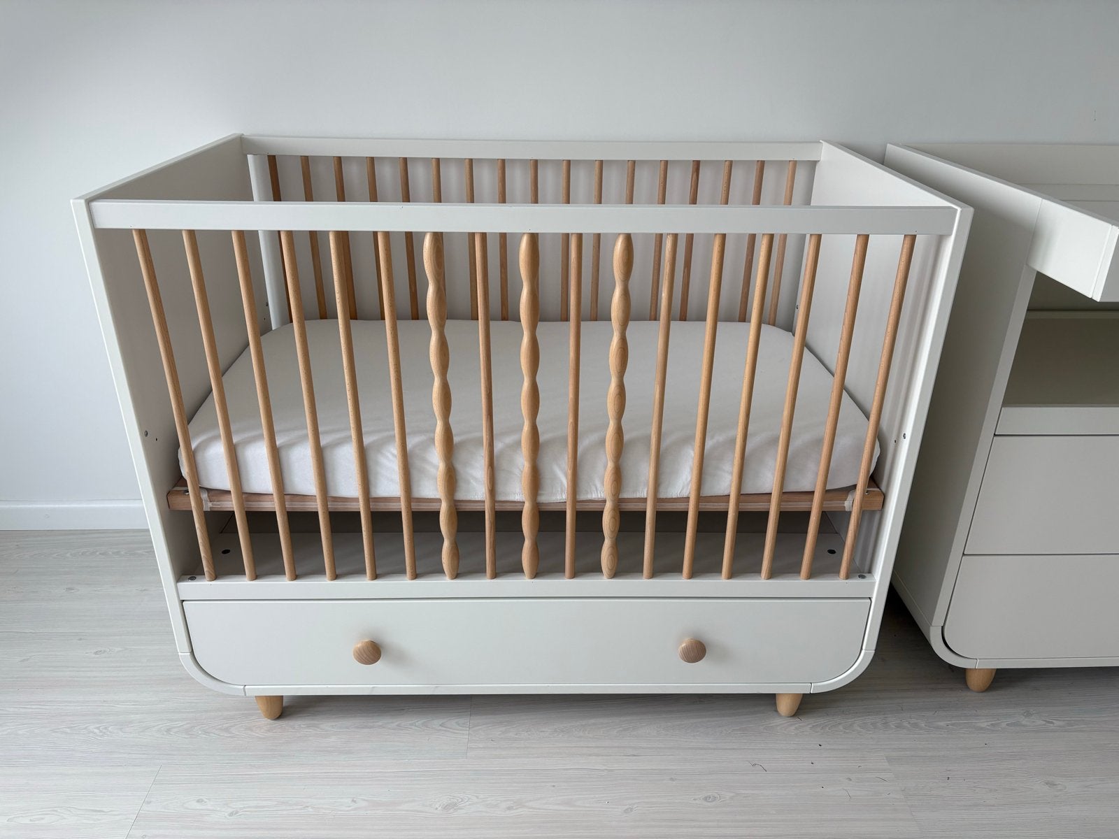 Als Nieuw: IKEA Myllra ledikant met matras en toebehoren, Huis en Inrichting, Slaapkamer | Bedden, Ophalen, Verstelbaar, Wit, 190 cm of minder