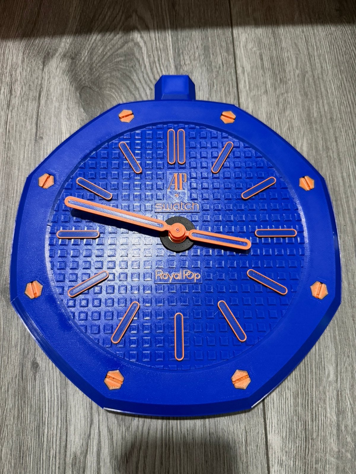 Swatch AP Wandklok Royal Pop “Orenji Hachi” incl verzending, Huis en Inrichting, Verzenden, Nieuw, Wandklok