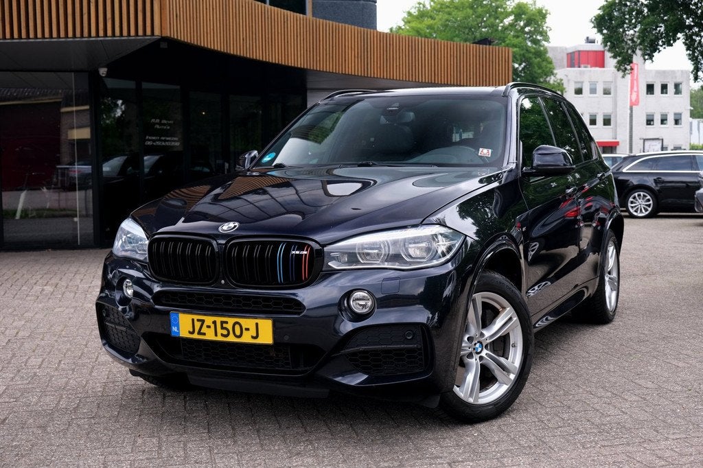 BMW X5 M50d|EXCL.BPM|M-Pakket|Pano|HarmanKardon|Trekhaak|Cam, Auto's, Automaat, 15 km/l, 2993 cc, Zwart
