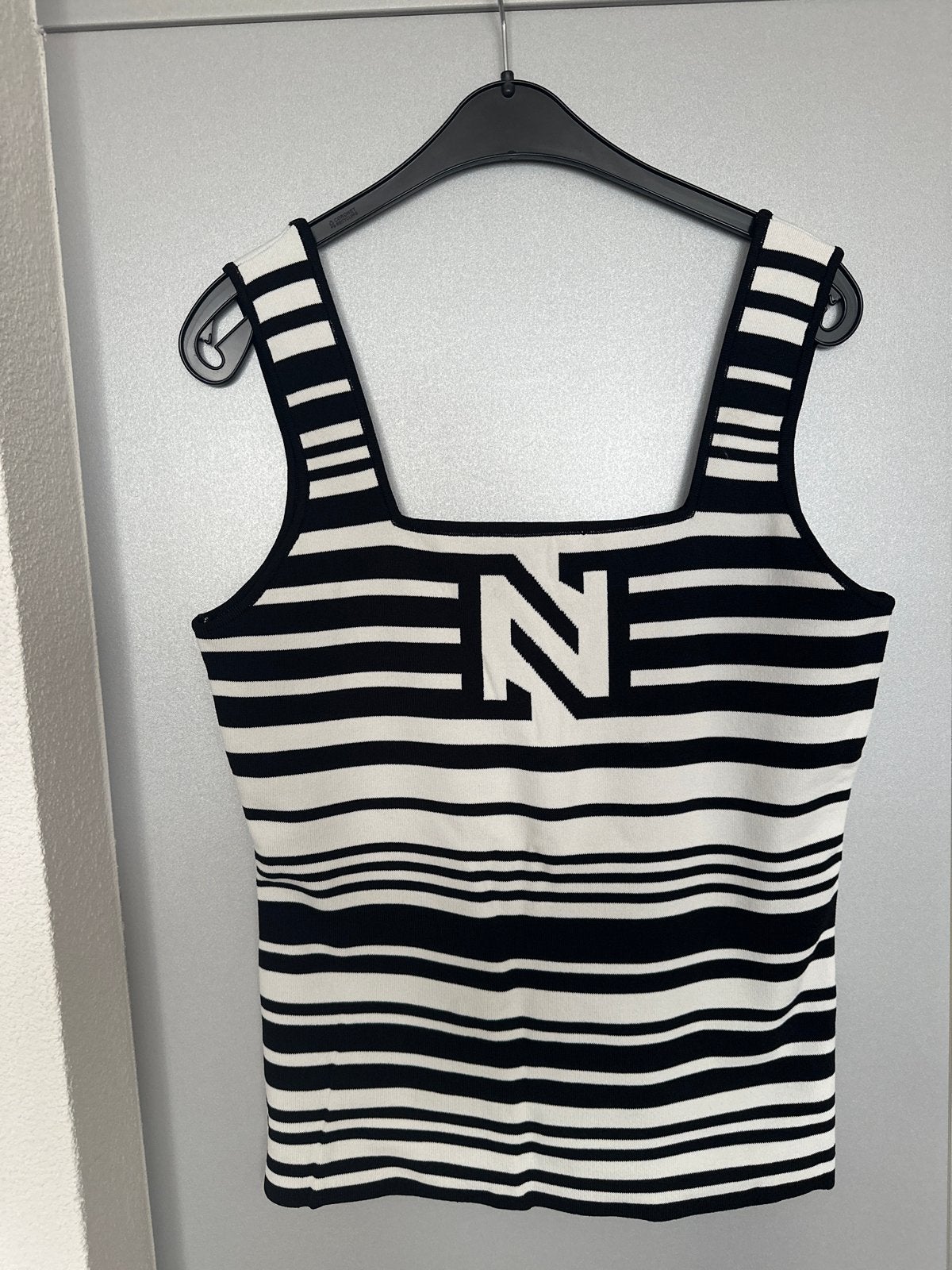 Nikkie gestreepte top met N-logo, Kleding | Dames, Ophalen of Verzenden, Zo goed als nieuw, Zwart, Zonder mouw