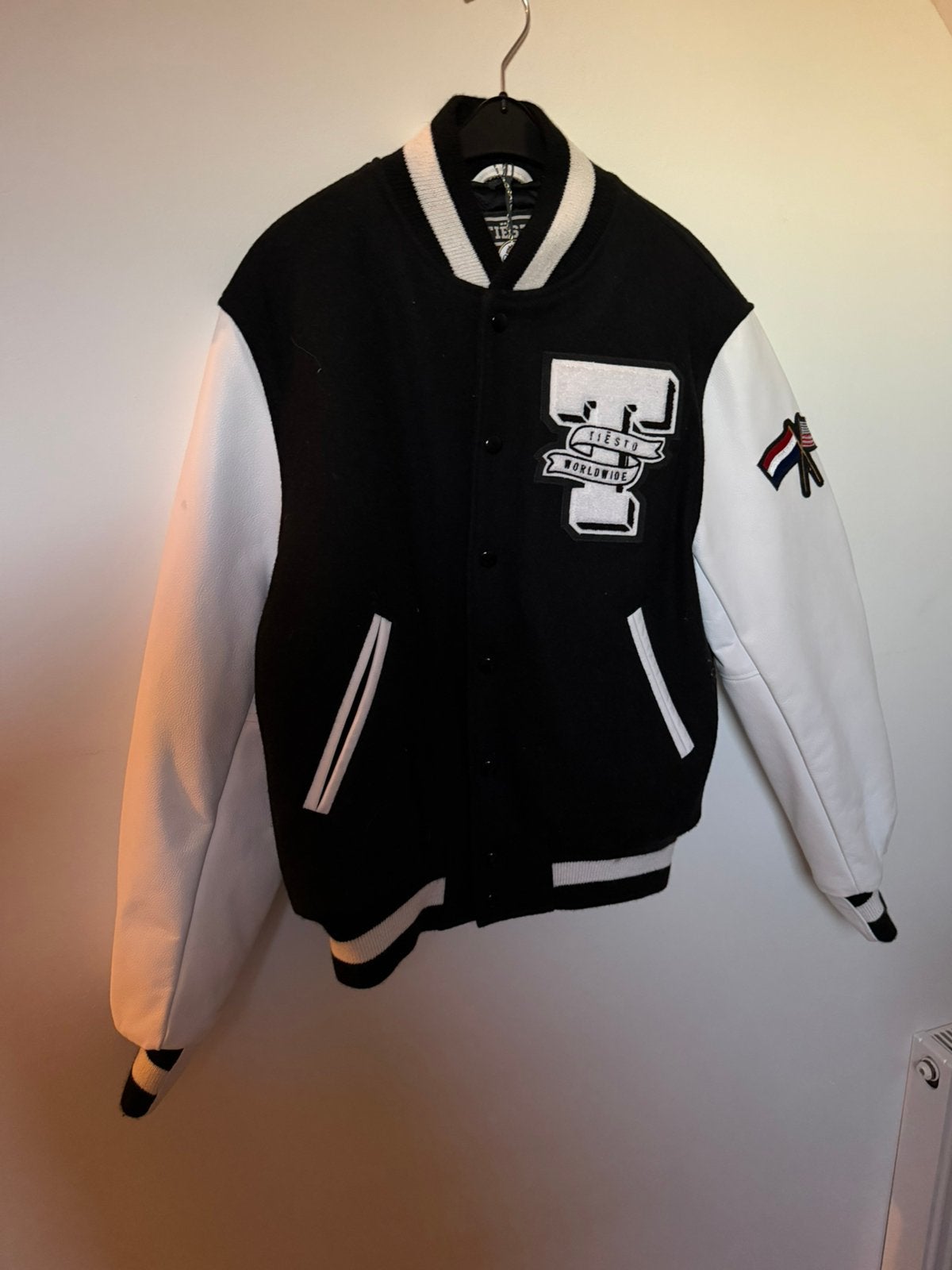 Zeldzame Tiësto Golden Bear Varsity Jacket Limited Edition, Kleding | Heren, Ophalen, Nieuw, Maat 48/50 (M), Zwart
