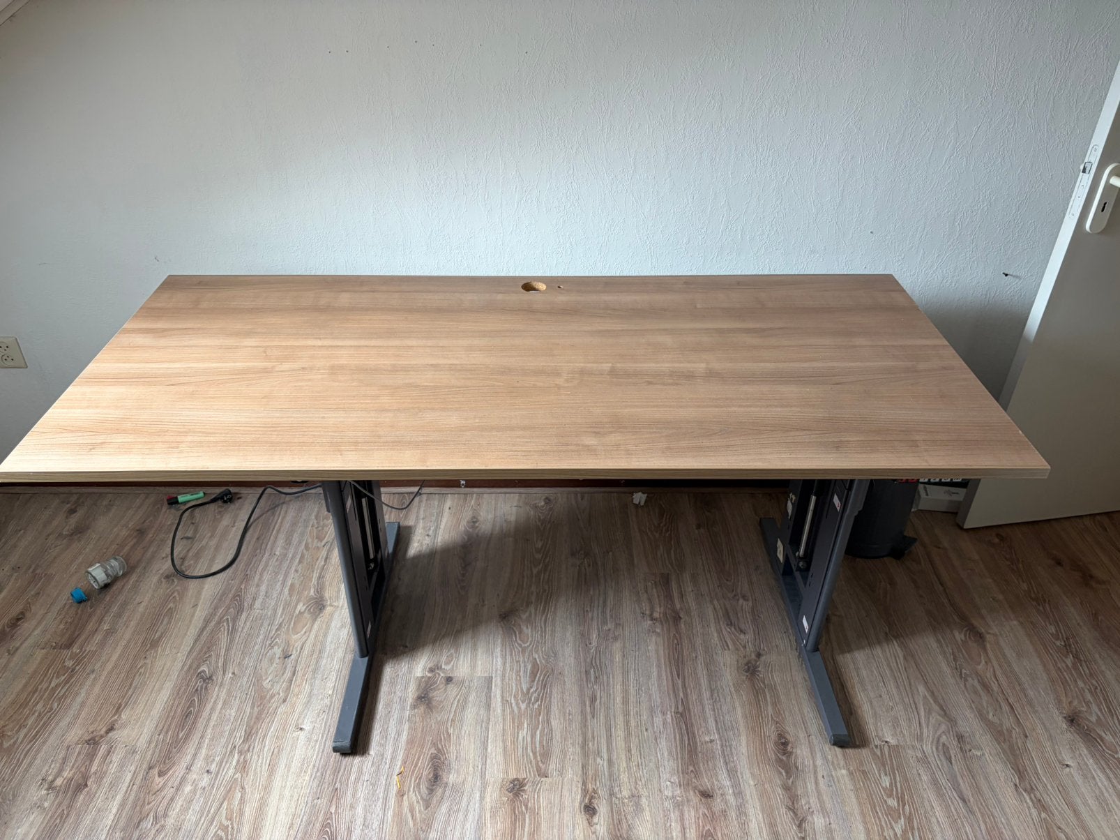 Bureau (elektrisch hoogte verstelbaar), Gebruikt, 180 cm, Spaanplaat of MDF, 80 cm