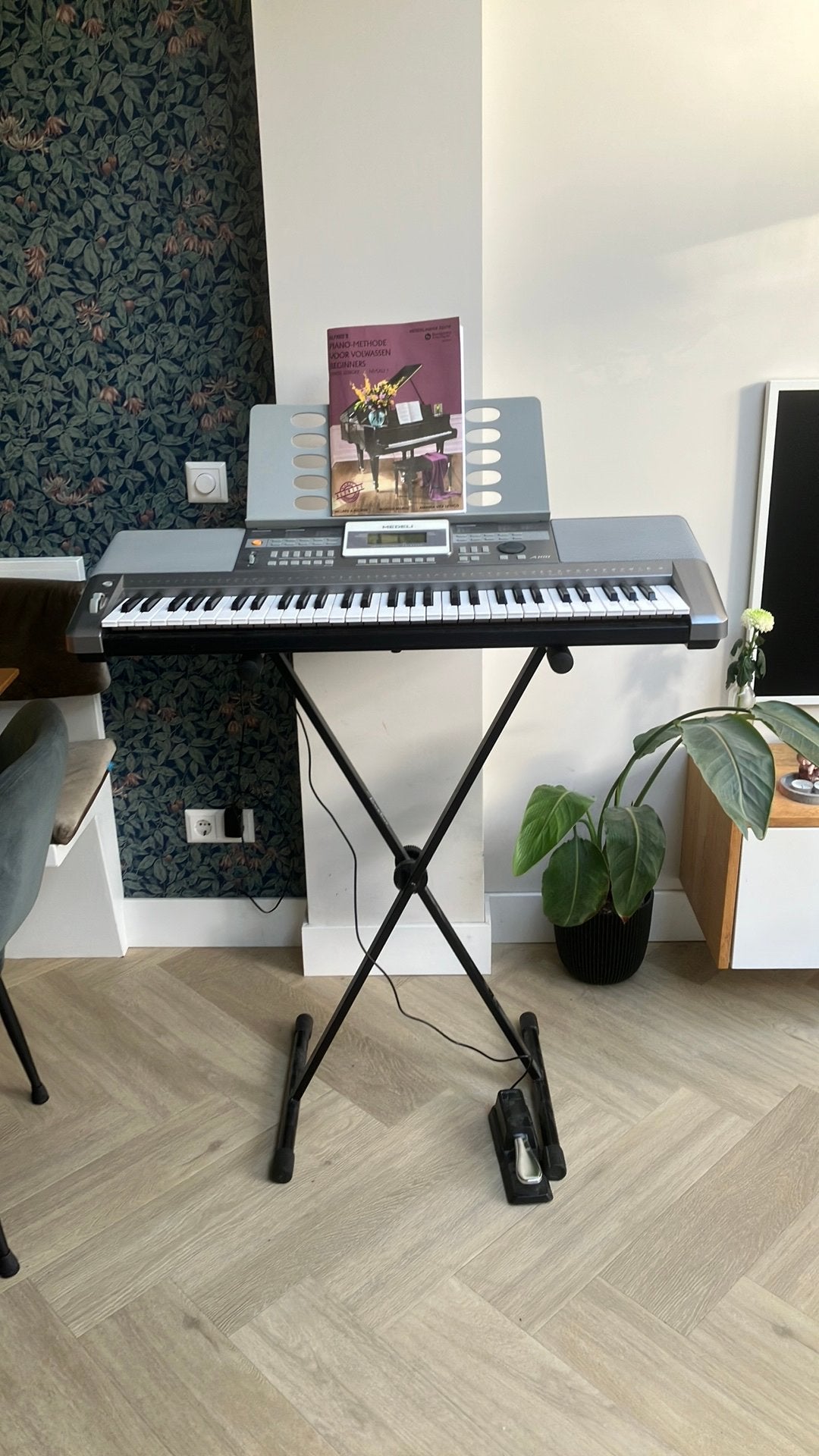 Elektrische piano(medeli) met pedaal en boek, Muziek en Instrumenten, Ophalen, Aanslaggevoelig, Medeli, 61 toetsen