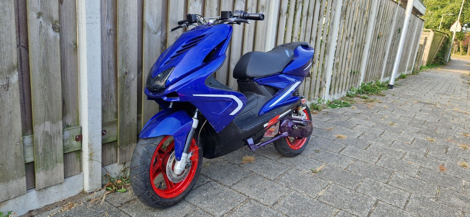 Yamaha Aerox 50cc - Blauw/Rood Custom Scooter, Ophalen, Zo goed als nieuw