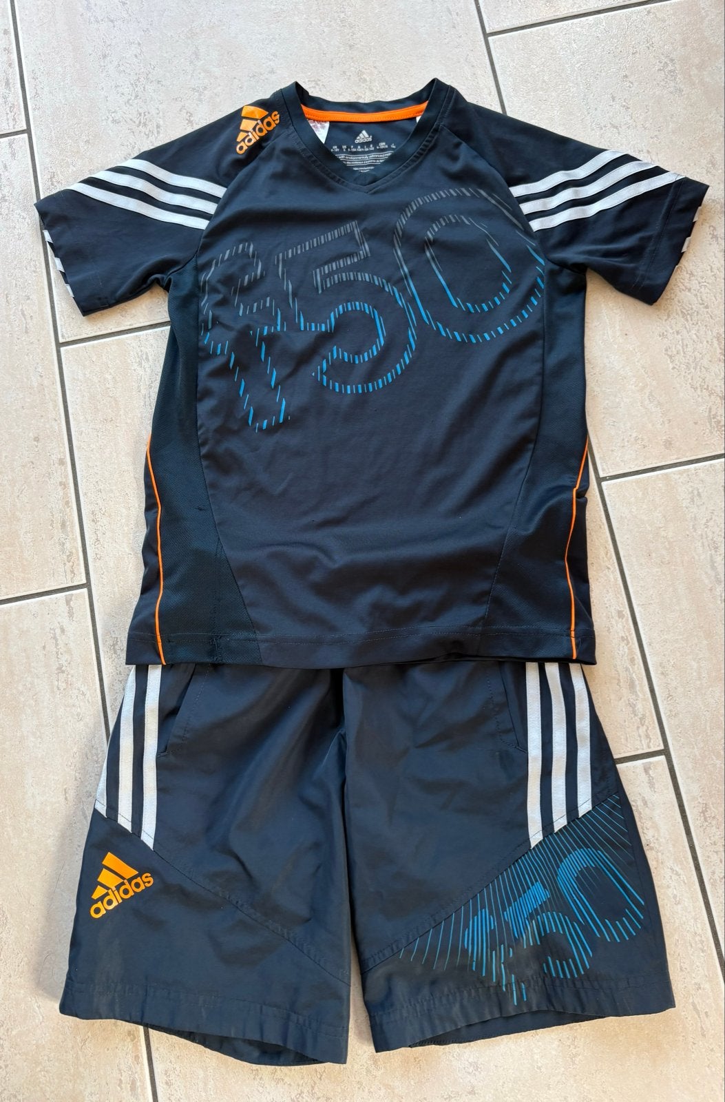 Adidas tennisset voor jongens - maat 140, Sport en Fitness, Ophalen of Verzenden, Zo goed als nieuw, Kleding, Adidas