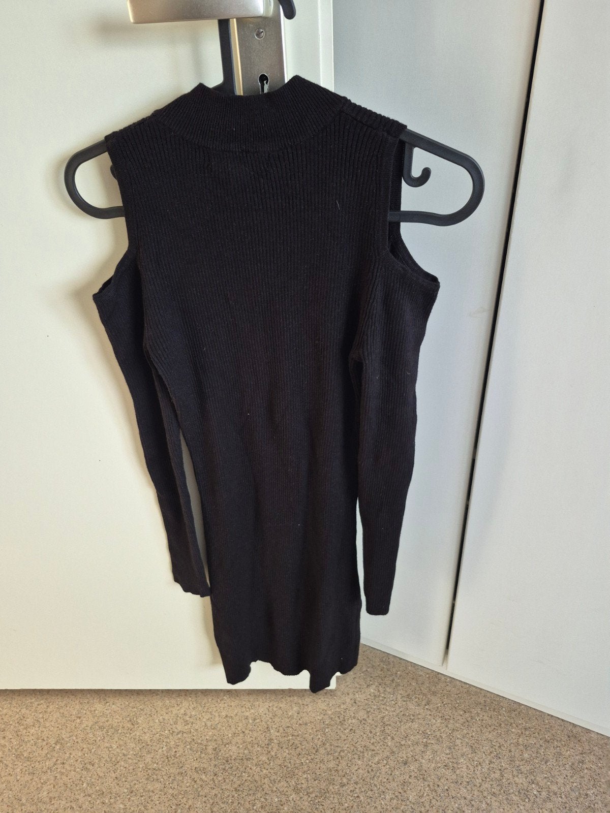 Zwarte geribbelde jurk met open schouders, Kleding | Dames, Maat 38/40 (M), Atmosphere, Zwart, Ophalen of Verzenden