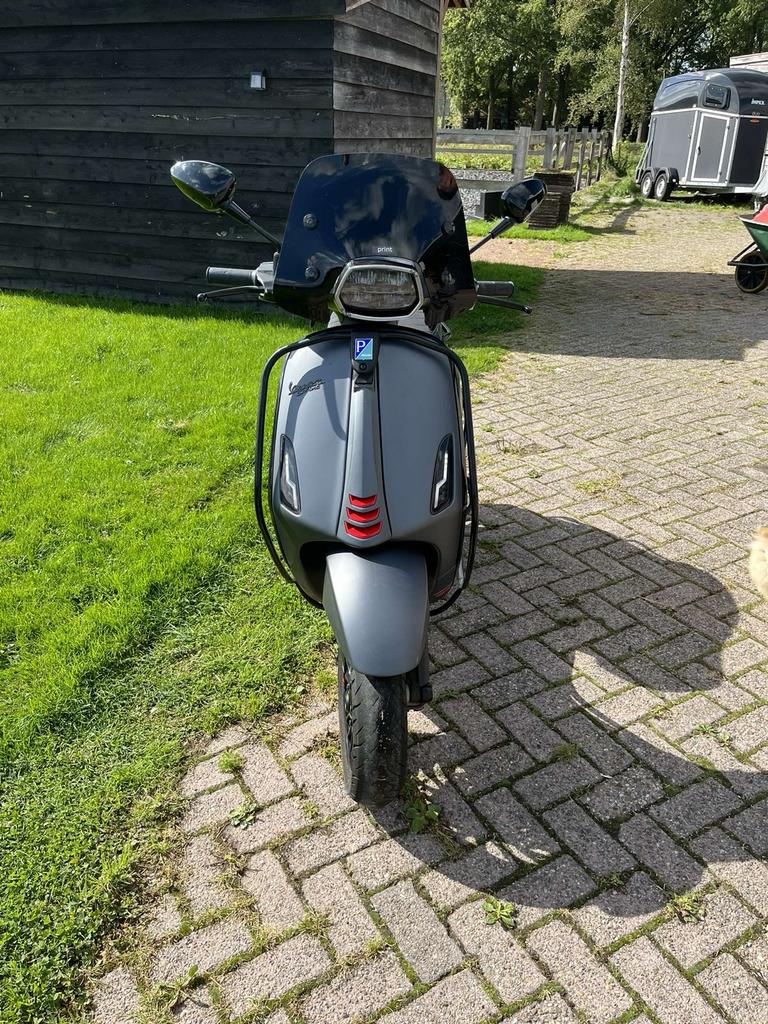 Vespa Sprint grijs 2021, Fietsen en Brommers, Scooters | Vespa, Ophalen, Maximaal 45 km/u, Vespa S, Zo goed als nieuw