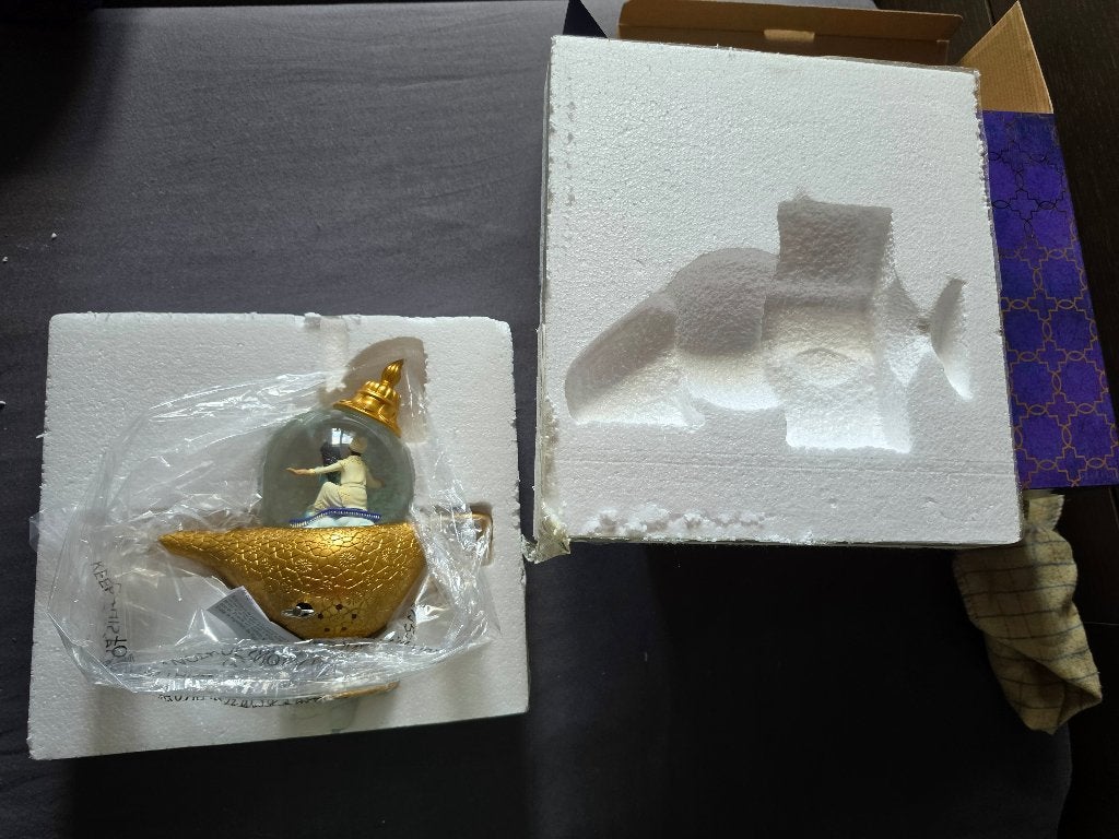 Disney aladin snowglobe Nieuw in doos, Verzamelen, Ophalen of Verzenden, Overige figuren, Nieuw, Beeldje of Figuurtje