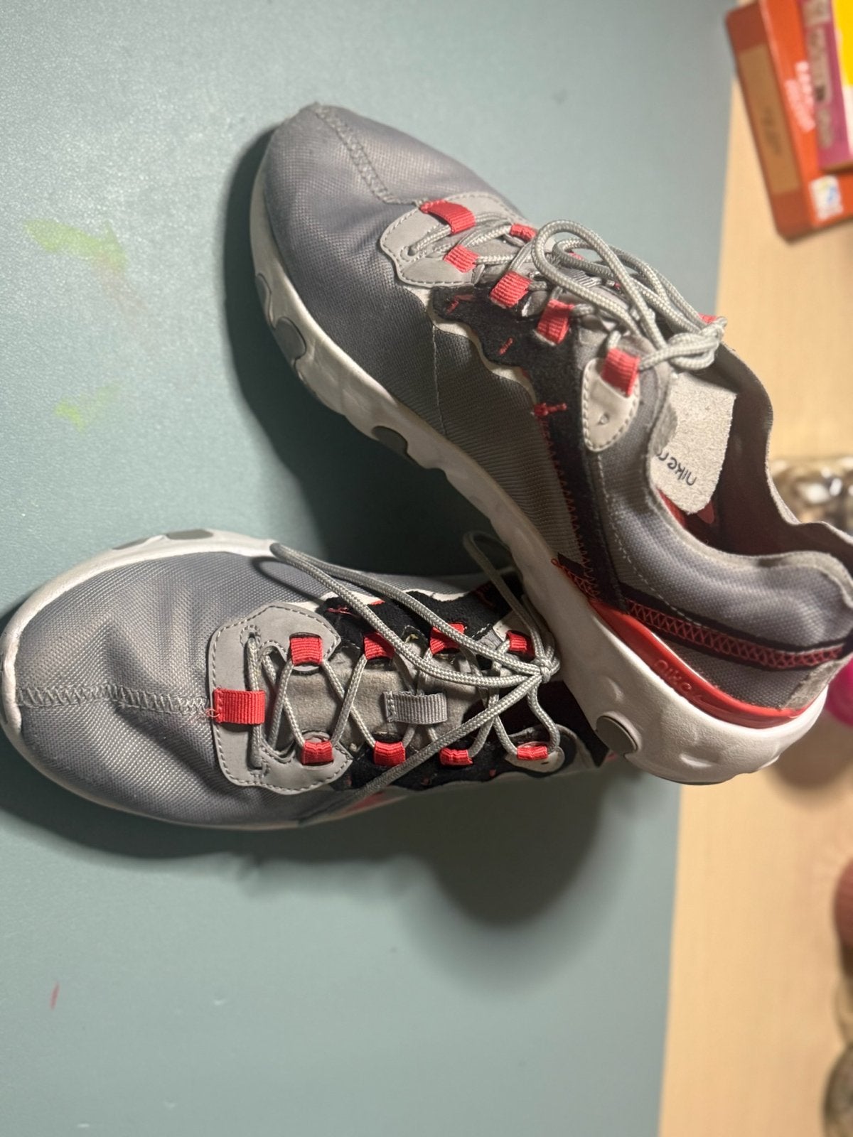 Nike React Sneakers - Grijs met Rood, Ophalen, Zo goed als nieuw, Sneakers of Gympen
