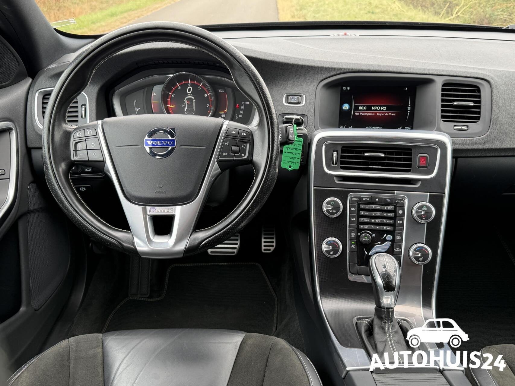 Volvo V60 1.5 T3 AUT R-Design Trekhaak|Camera|Navi|Xenon|NL-, Dealer onderhouden, 4 cilinders, Met garantie (alle), Zwart