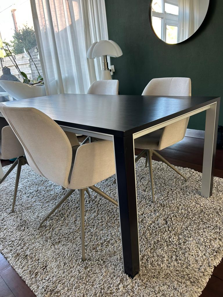 Leolux Izaki design eettafel antraciet, nieuwprijs €2600, Huis en Inrichting, Tafels | Eettafels, 200 cm of meer, Zo goed als nieuw