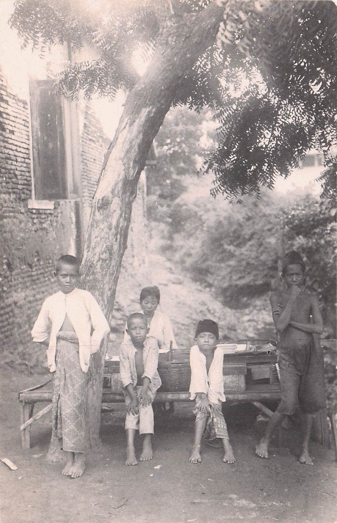 Nederlands Indië FOTOKAART - Javaanse jongens en vrouw, Ophalen of Verzenden, Voor 1920, Ongelopen, Buiten Europa