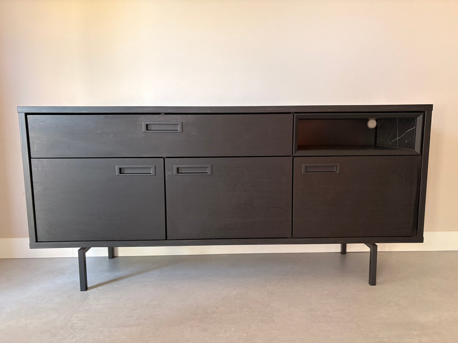 Zwarte mango houten dressoir - HACO wonen, Huis en Inrichting, Kasten | Dressoirs, Ophalen, Gebruikt, 150 tot 200 cm, Met lade(s)