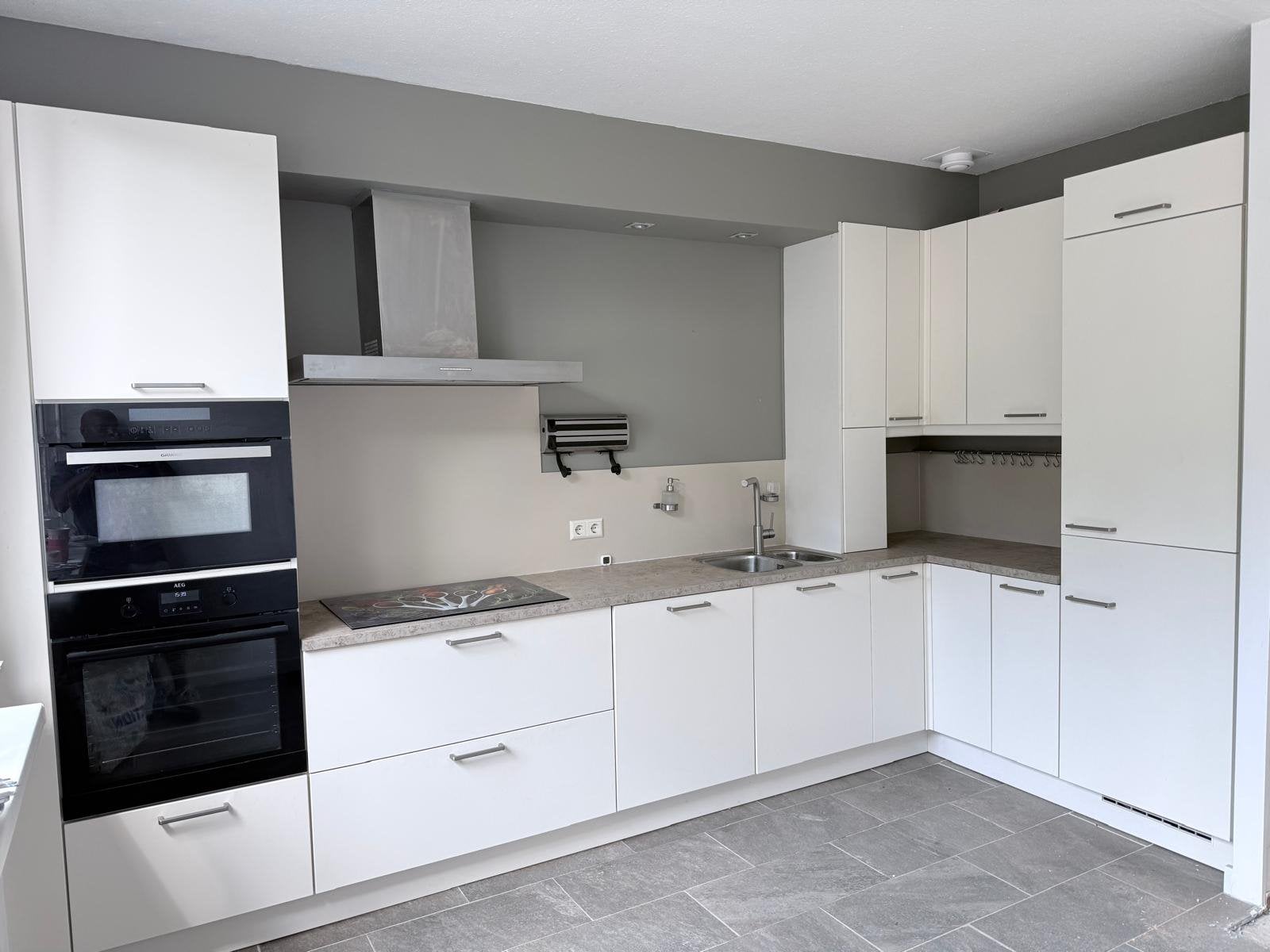 Mooie complete keuken te koop in zeed goede staat, Huis en Inrichting, Keuken | Complete keukens, Gebruikt, Hoekkeuken, Wit, Kunststof