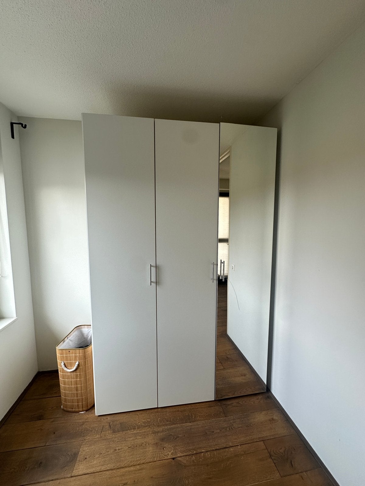 Witte kledingkast met spiegel (spiegel gebroken), Ophalen, Gebruikt, 100 tot 150 cm, Glas